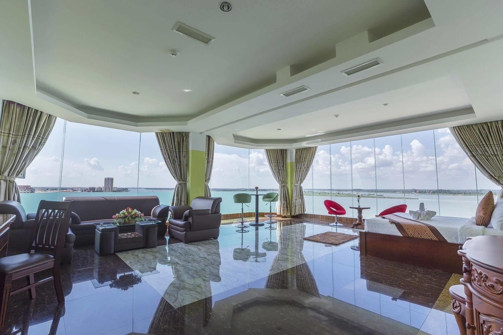 High Sky Hotel Phnom Penh Exterior foto