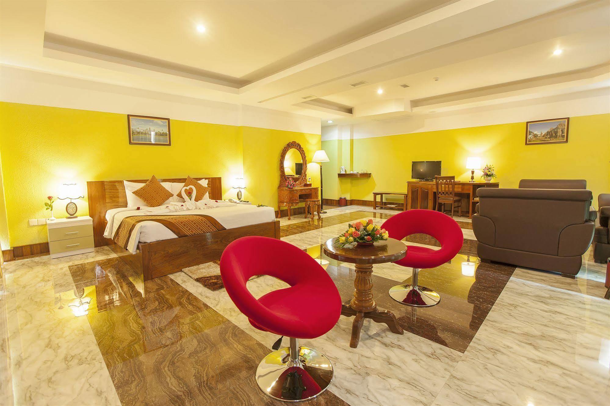 High Sky Hotel Phnom Penh Exterior foto